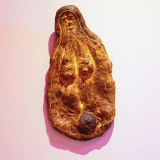 バジナル・デイビスのパンを用いた《Dirty Mariah Lower Mesopotamia 40 BC（汚れたマライア メソポタミア南部 紀元前40年）。2021年の光州ビエンナーレで展示された　Photo Sang Tae Kim