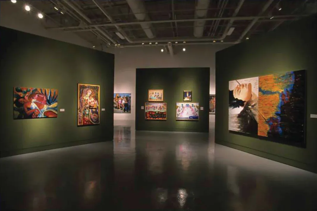 2001〜2007年まで米国内12の美術館を巡回した展覧会「Chicano Visions: American Painters on the Verge（メキシコ系アメリカ人のビジョン：アメリカの周縁的な画家たち）」の展示風景　Courtesy Cheech Marin Collection