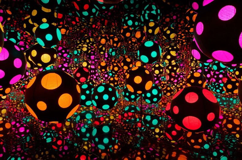 草間彌生《Infinity Mirrored Room—My Heart Is Dancing into the Universe（無限の鏡の間—私の心は宇宙へと踊り出す）》（2018）　Courtesy Hirshhorn Museum and Sculpture Garden