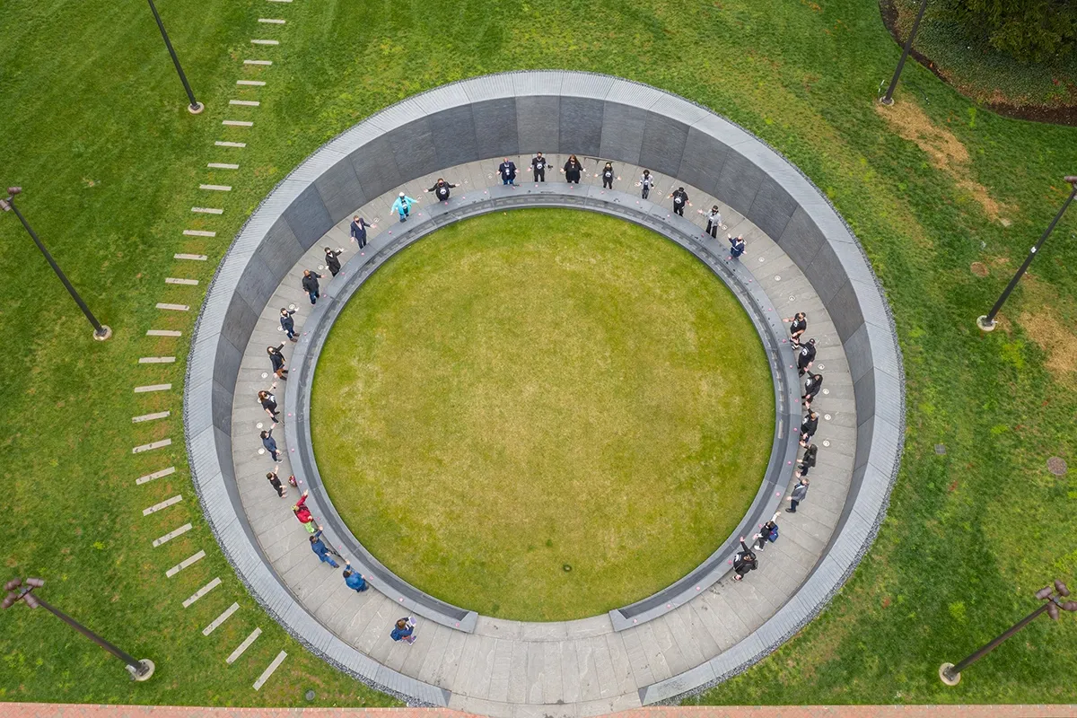 メーブル・O・ウィルソン設計、バージニア大学のMemorial to Enslaved Laborers（奴隷労働者への記念碑）の風景　Courtesy of Artist