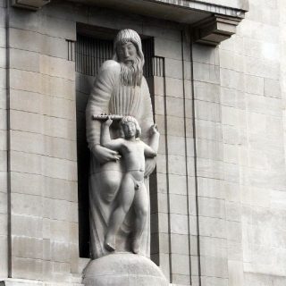 ロンドンのBBC本社の外壁を飾るエリック・ギル作の像。シェイクスピアの『テンペスト』に登場するプロスペローとアリエルをモチーフにしている　Wikimedia Commons