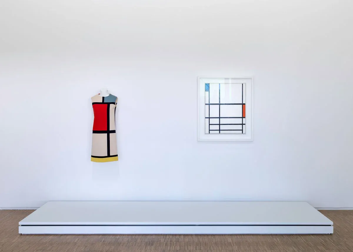 ポンピドゥー・センターでの展示風景。サンローランの1965年秋冬コレクション「Hommage à Piet Mondrian（ピエト・モンドリアンへのオマージュ）」のドレスとピエト・モンドリアンの《Composition en rouge, bleu et blanc II （赤、青、白のコンポジションII）》（1937）　Photo: ©Hélène Mauri