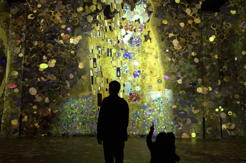 「Hall des Lumières（光のホール）」で開催予定の「Gustave Klimt: Gold in Motion（グスタフ・クリムト：動き出す金色）」　Courtesy Hall des Lumières