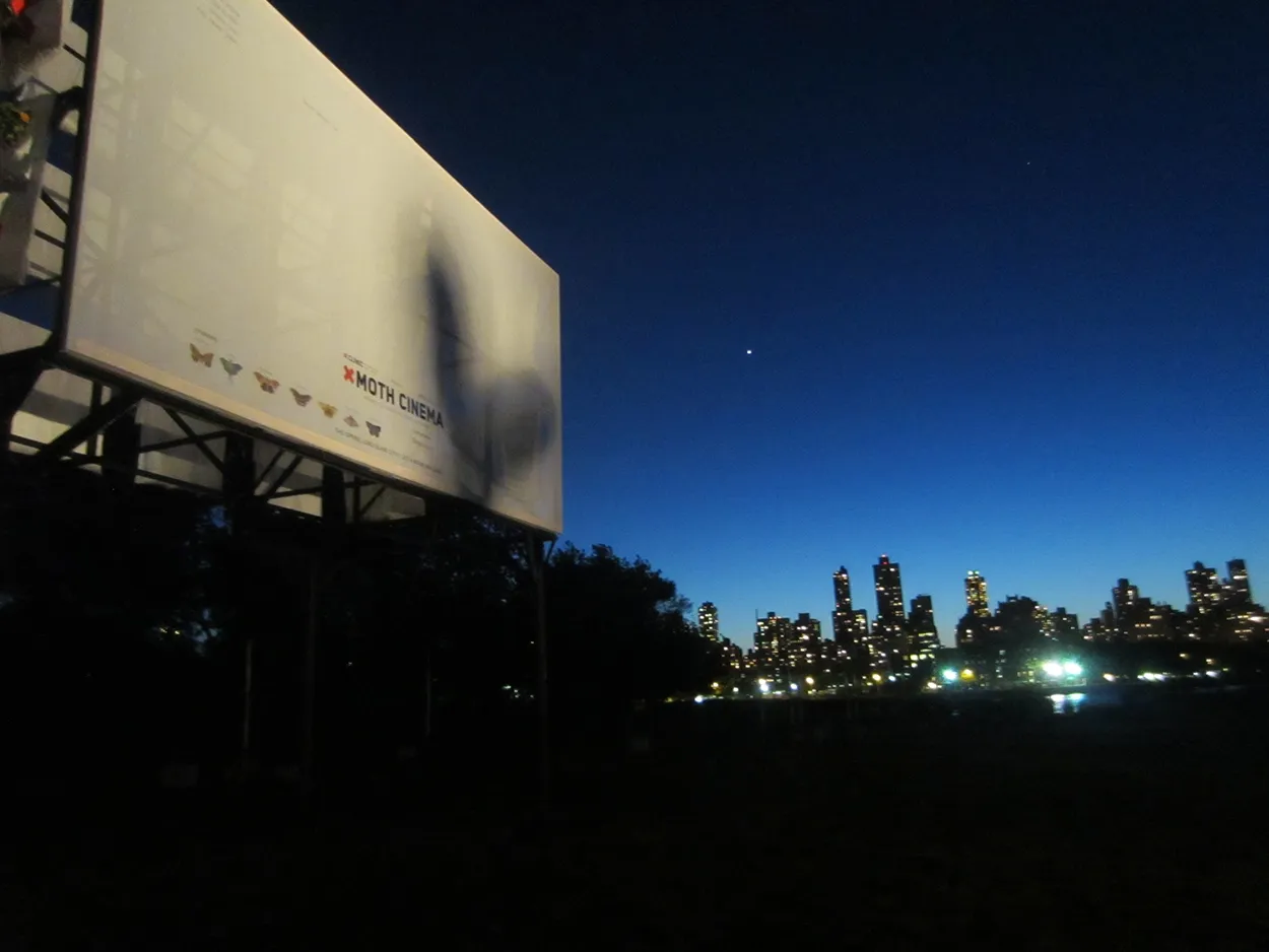 ナタリー・イェレミイェンコ《Moth Cinema（蛾の映画）》（2012）ニューヨークのソクラテス彫刻公園にて　Courtesy Socrates Sculpture Park, New York.