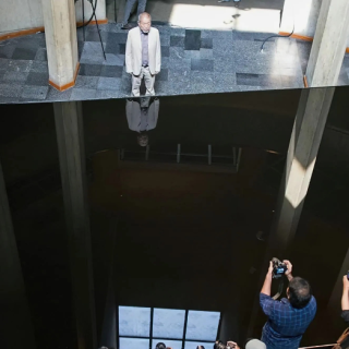 テヘラン現代美術館に展示されている《Matter and Mind（物質と精神）》（1977）の側に立つ原口典之（2017年撮影）　Courtesy the Tehran Museum of Contemporary Art via Instagram