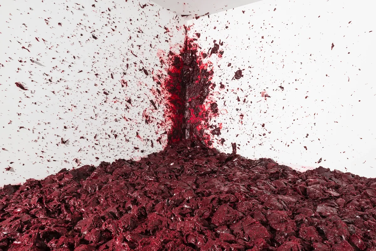 アニッシュ・カプーア《Shooting Into the Corner（角に向けて撃つ）》（2008–09）　Photo: Dave Morgan/©Anish Kapoor, All Rights Reserved/SIAE, 2022