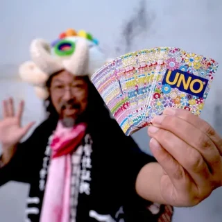Takashi_Murakami_holding_fanne