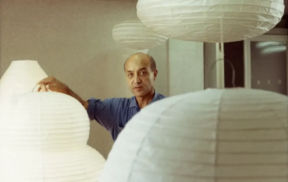 11_Isamu_Noguchi_with_Akari_19