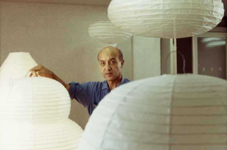 11_Isamu_Noguchi_with_Akari_19