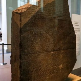 エジプトにロゼッタストーンの返還を求める嘆願書に、2500人以上の考古