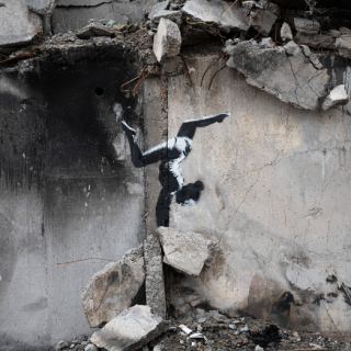 バンクシーポスターBanksy poster「逆立ちする女性」ウクライナ ウクライナの破壊された建物にバンクシー新作、がれきの中で体操