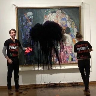 クリムトの名画に黒い油。環境活動家の行為は「逆効果」とウィーンの