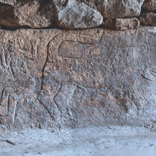 猛獣に挟まれ自らのペニスを握る男性のレリーフをトルコで発掘。物語