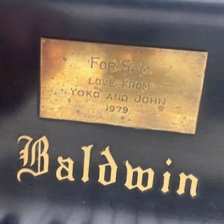 ジョン・レノンとアンディ・ウォーホルが使った傷だらけのグランド