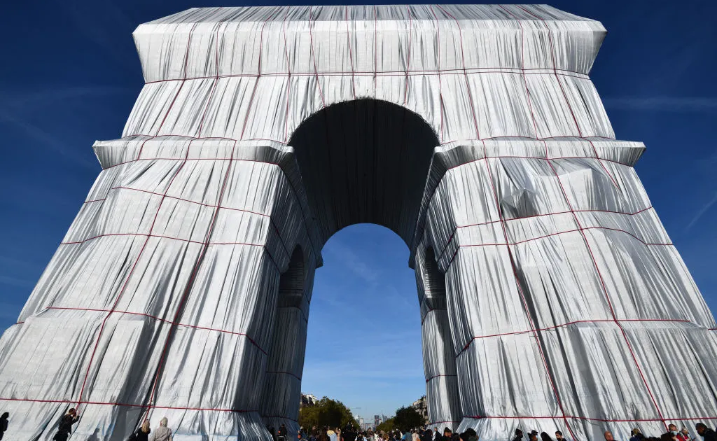 クリストとジャンヌ=クロードによる《Arc de Triomphe, Wrapped（包まれた凱旋門）》の素材が、2024年パリ・オリンピックのテントに！  | ARTnews JAPAN（アートニュースジャパン）