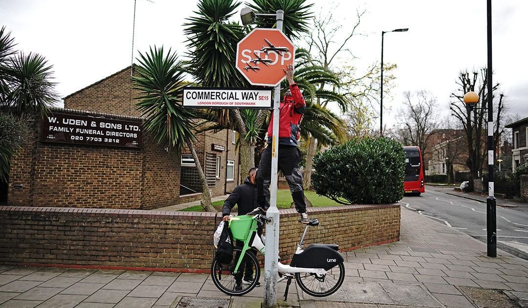Banksy_London_Stop_the_War_sig
