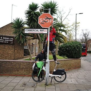 Banksy_London_Stop_the_War_sig