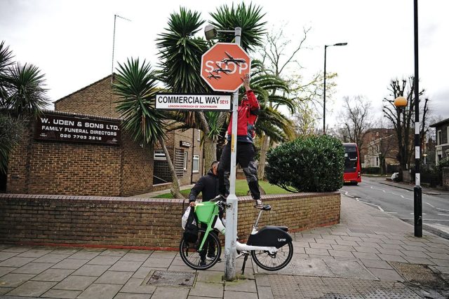 Banksy バンクシー　米国高額落札品　道路標識 バンクシーの「盗まれた新作」は、誰かへのクリスマスプレゼント