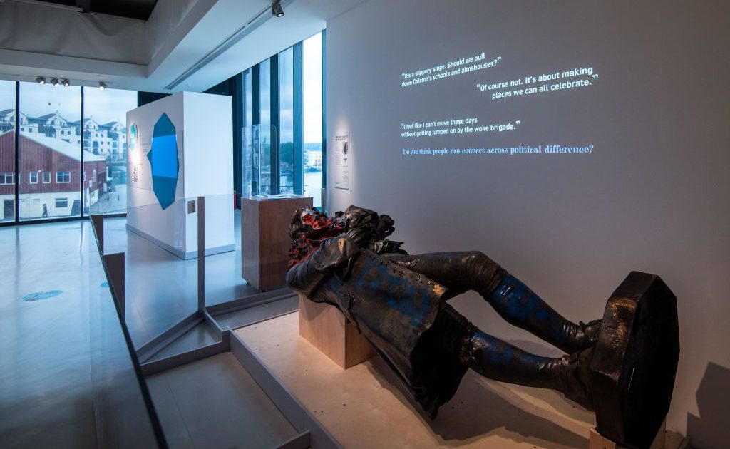 海に投げ捨てられた奴隷商人の銅像を美術館で永久展示へ。80％の