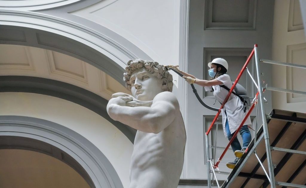 ミケランジェロのダヴィデ像が2カ月ぶりにキレイさっぱり！ その清掃