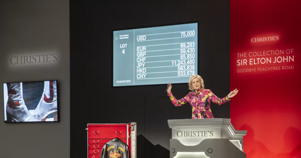 エルトン・ジョンのブーツが1420万円！ 愛用品オークションで予想を