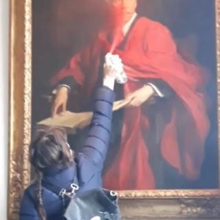 イスラエル建国支持を宣言したイギリス元首相の肖像画を活動家が