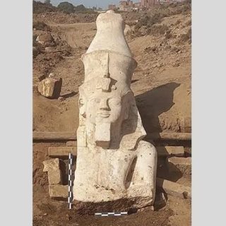 約4メートルに及ぶ古代エジプト王の坐像を発見！ 先に見つかった像の