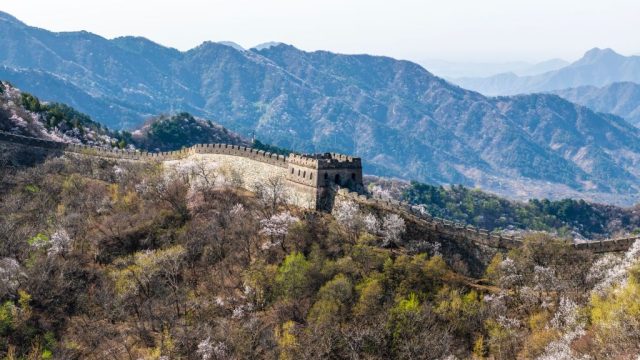 【真作】絵画　油彩8号　万里の長城を望む雄大な山岳風景　歴史遺産　Y182 Getty_Images_2148218586_8b3511