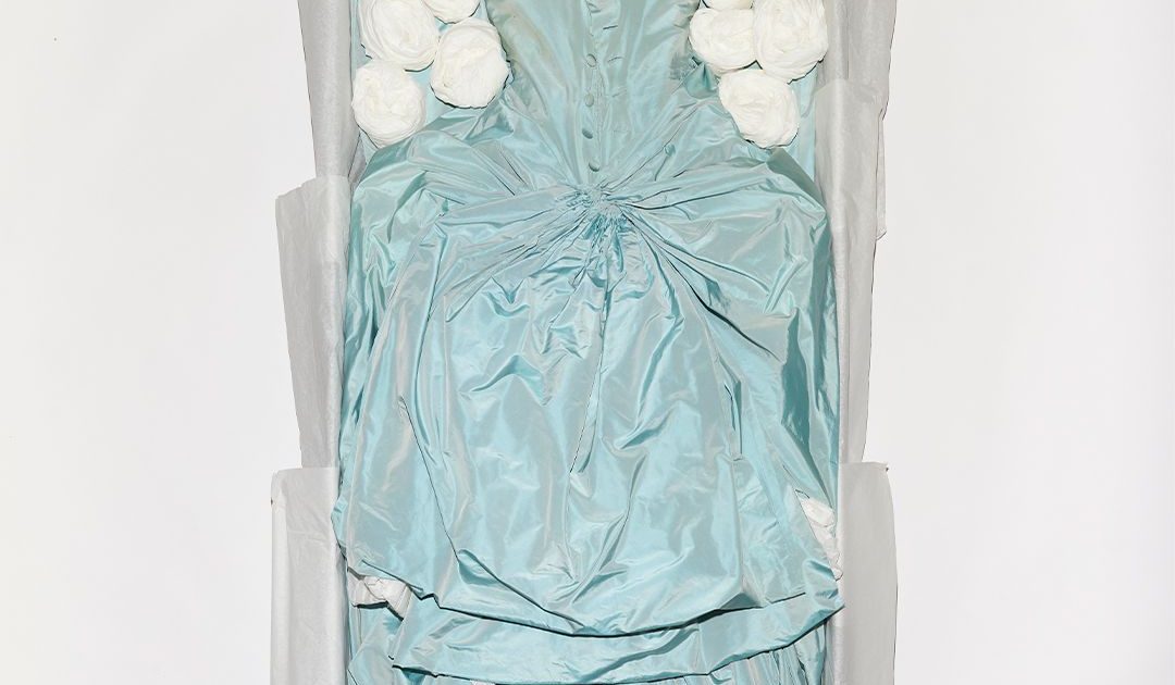 元バレンシアガデザイナー 定価20万 きらきらクリスタル装飾ハートくり抜きニット バレンシアガ×マノロ ブラニクのコラボシューズ、“クリスタル刺繍”輝く