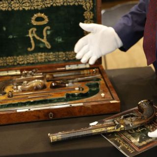 ナポレオンが自殺未遂時に使った拳銃2丁が約3億円で落札。仏政府は国宝