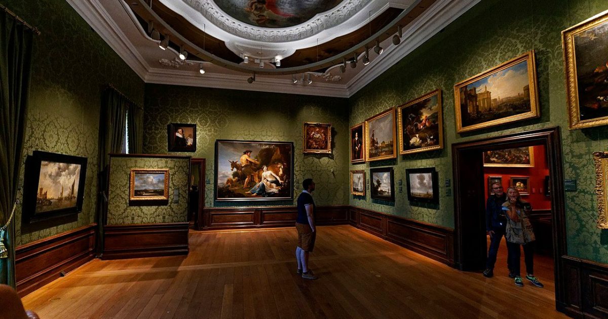 寄贈者遺族がレンブラント作品の返還を要求。フェルメール《真珠の