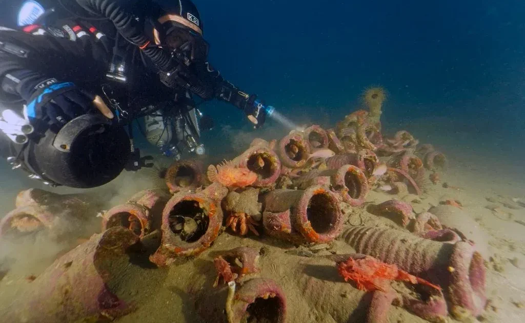 diver_richborough_jars_sicily_
