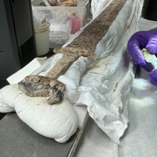 驚くほど状態良好」な1500年前の剣をイギリスで発見！ 「暗黒時代」の