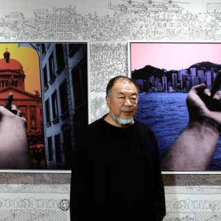 イタリアで開催された個展「Who Am I」のプレビューに参加するアイ・ウェイウェイ。Photo: Roberto Serra - Iguana Press/Getty Images