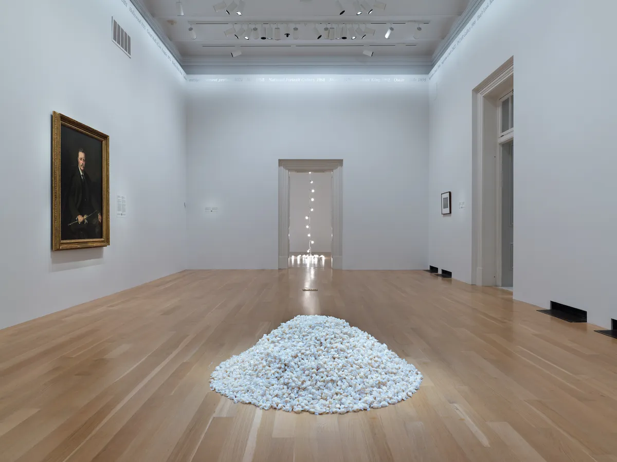 「Felix Gonzalez-Torres: Always to Return」展の展示風景（2024-25年）Photo: Mark Gulezian/National Portrait Gallery