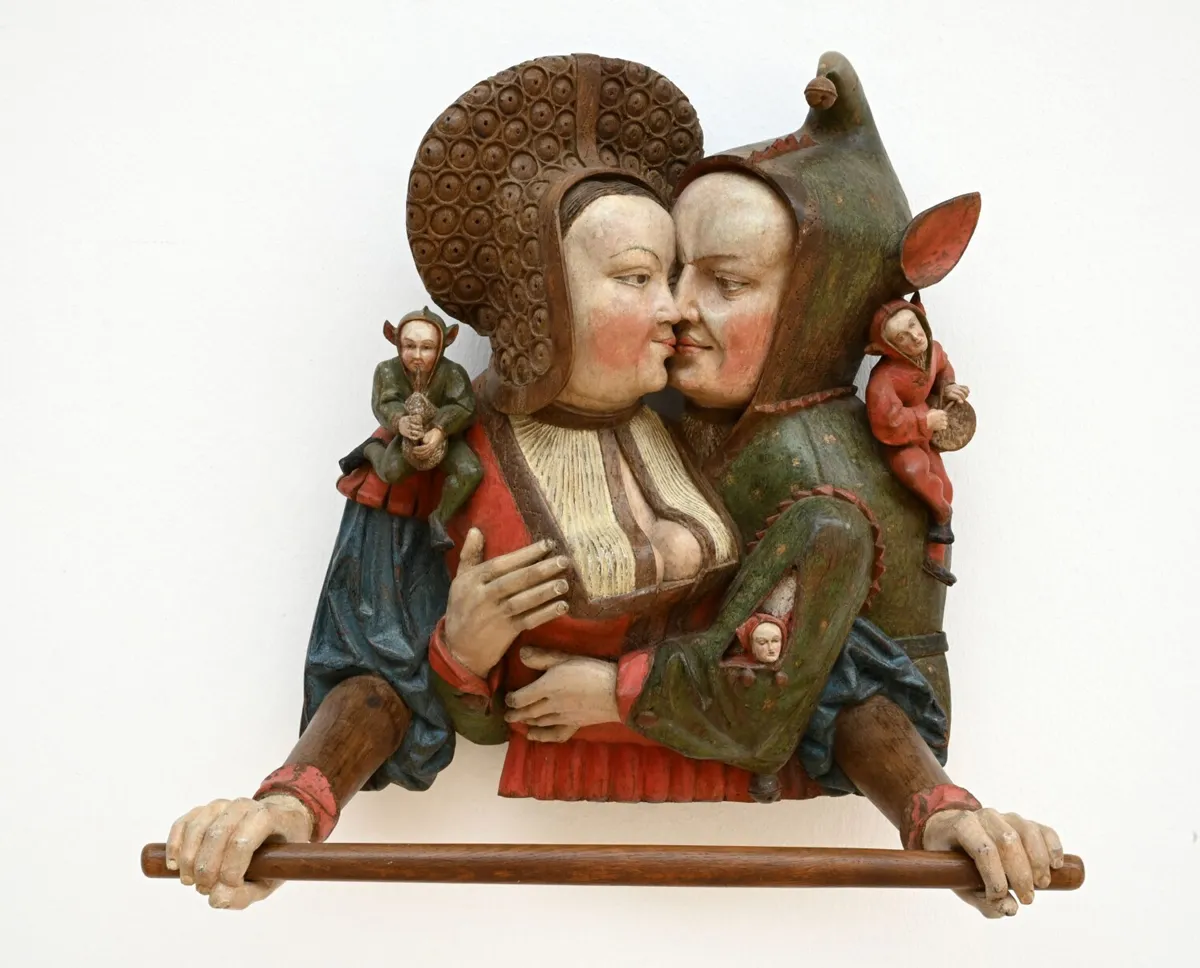 アーント・ファン・トリヒト《Towel-Holder: Fool Embracing a Woman（タオルホルダー－：女性を抱擁する道化）（1535年頃） Photo: A.Gossens/Museum Kurhaus Kleve – Ewald Mataré-Sammlung