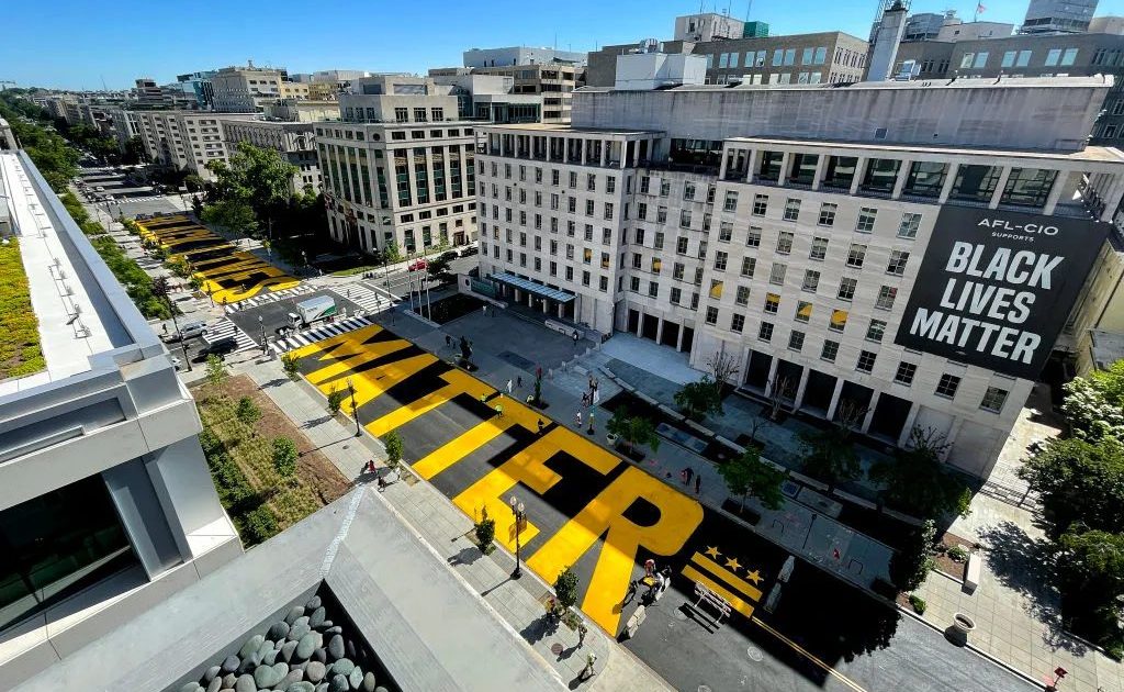 米首都ワシントンで「黒人の命は大切」の巨大文字を消去。トランプの