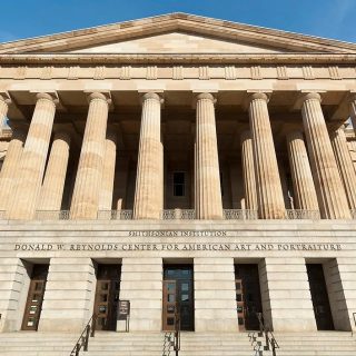 ワシントンD.C.にあるスミソニアン・アメリカ美術館のエントランス（2012年撮影）。Photo: Courtesy Wikimedia Commons