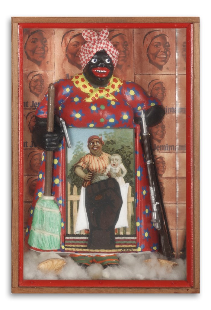 ベティ・サール《The Liberation of Aunt Jemima》（1972）　Photo: Collection of the Berkeley Art Museum and Pacific Film Archive (BAMPFA). Artwork copyright © Betye Saar, courtesy of the artist and Roberts Projects, Los Angeles. Photo: Benjamin. Blackwell