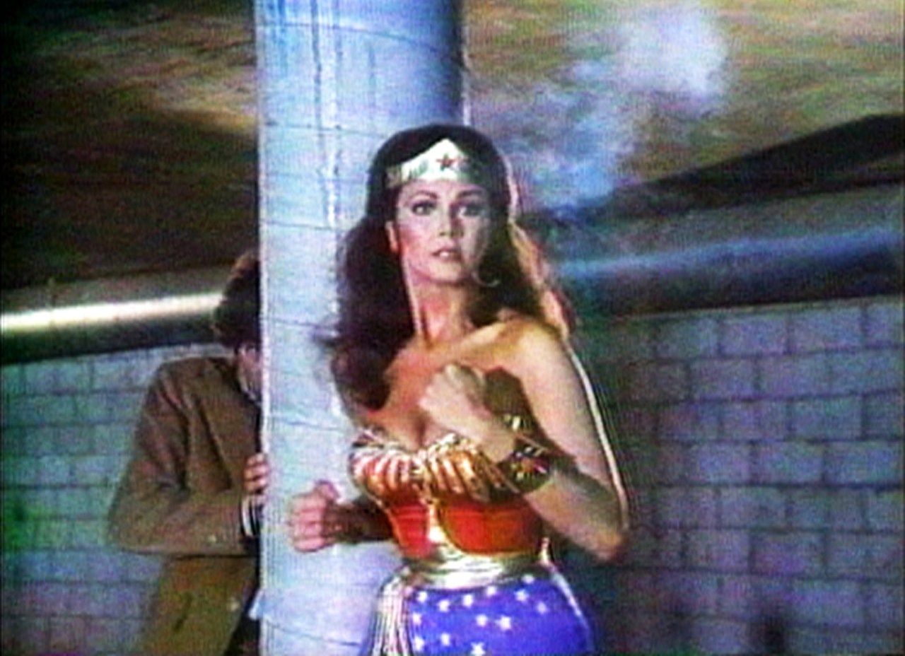 ダラ・バーンバウム《Technology/Transformation: Wonder Woman》（1978–79）のスチル写真。Photo: Digital image courtesy of the Estate of Dara Birnbaum, Robert Birnbaum, Administrator; Electronic Arts Intermix (EAI), New York; and Marian Goodman Gallery. Artwork copyright © the Estate of Dara Birnbaum, Robert Birnbaum, Administrator
