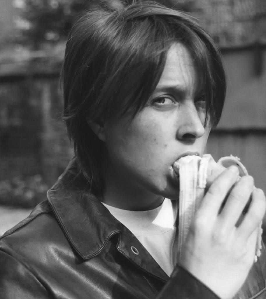 サラ・ルーカス《Eating a Banana》（1990）　Photo: Collection of the Neue Nationalgalerie, Berlin. Artwork copyright © Sarah Lucas. Digital image courtesy Sadie Coles HQ, London. Photo: Gary Hume