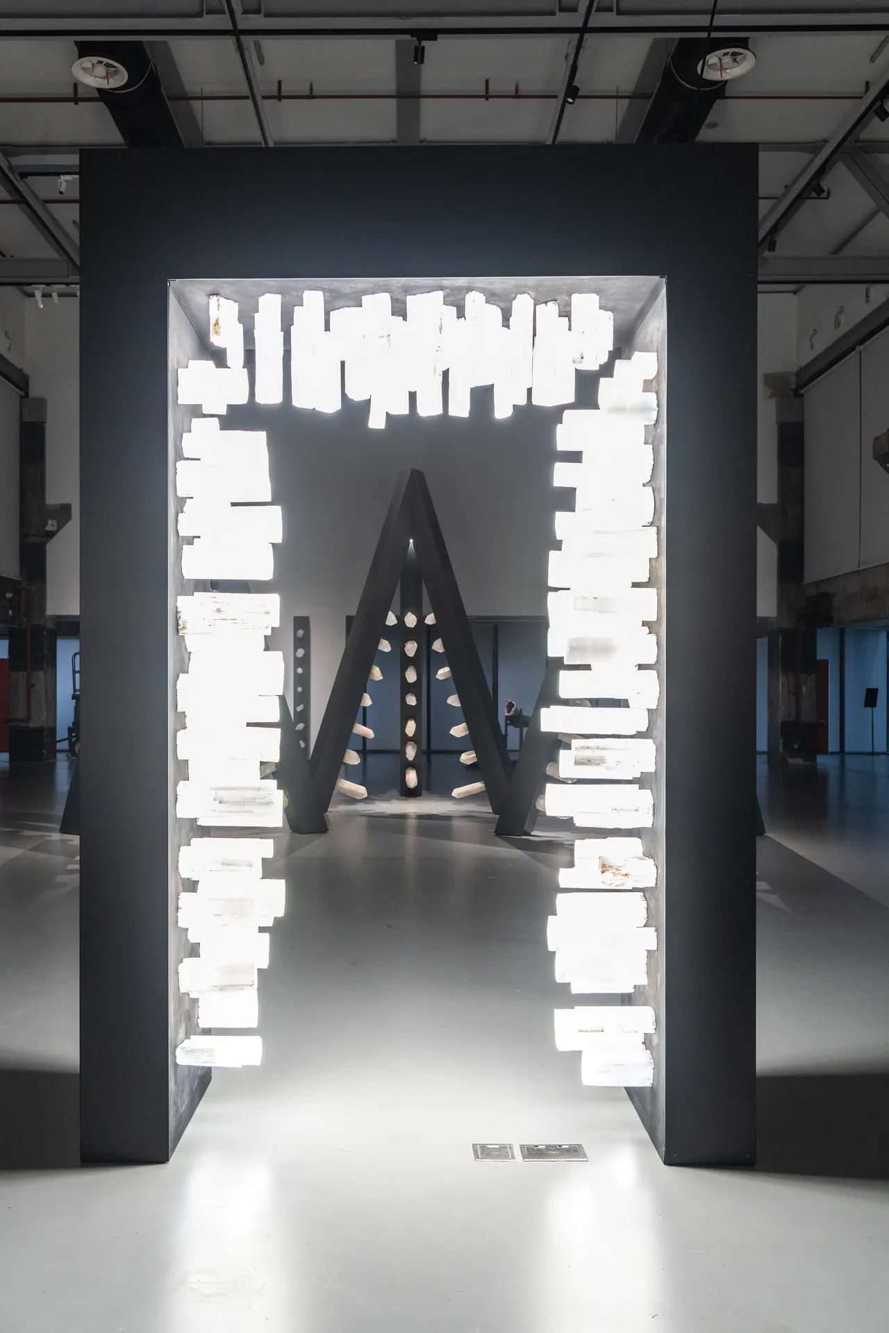 上海現代美術館で開催中の「Marina Abramović: Transforming Energy」に展示されたインスタレーション《Portal 2》(2022)。Photo: Yu Jieyu. Courtesy Modern Art Museum Shanghai