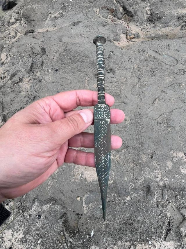 Kamien-dagger-sandy-640x853.jpg
