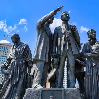 地下鉄道の鉱石を称える彫刻《Gateway to Freedom International Memorial》。Photo: Lightrocket via Getty Images