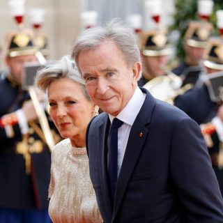2024年6月8日、フランスの国賓晩餐会に出席するためエリゼ宮を訪れたベルナール・アルノーと元妻でパートナーのアンヌ・ドゥヴァルダン。Photo: Antoine Gyori - Corbis/Corbis via Getty Images
