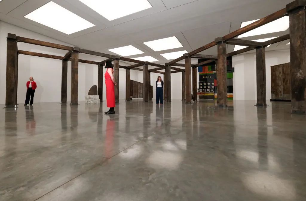 シアスター・ゲイツ《1965: Malcolm in Winter: A Translation Excercise》の展示風景。Photo: Matthew Chattle/Future Publishing via Getty Images