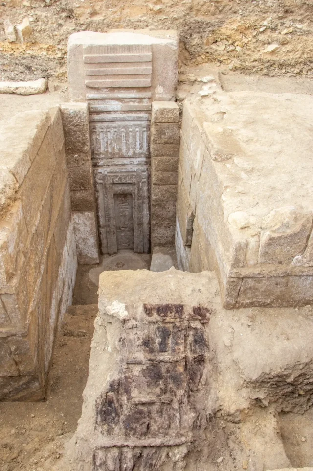 559060-Egypt-discovers-tomb-of