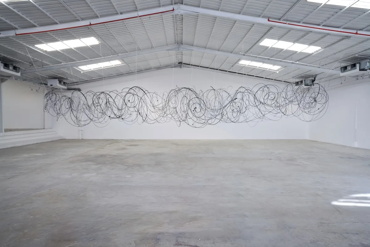 アスル・ギャラリーで開催されたナセル・アル・サレムの個展「The Edge of Language」の展示風景。Photo: Scott Morrish/Courtesy of Athr