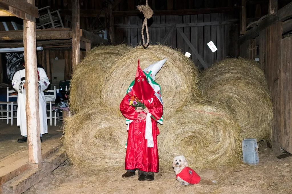 カニエ・ウェストが無断で使用した、ピーター・ファン=アットマールの《The wedding of two members of the KKK in a rural America》。Photo: Peter van Agtmael/Magnum Photos