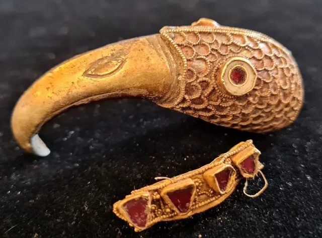 金の鷹のガラス 畑から1400年前の純金製カラスの頭部が出土！ 新人金属探知機愛好家ら